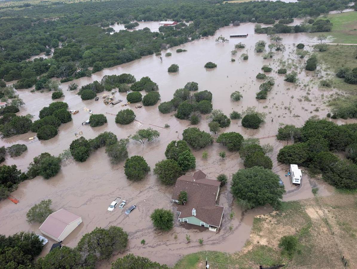Más de 100 muertos en Texas por inundaciones mientras la comunidad se une en la búsqueda