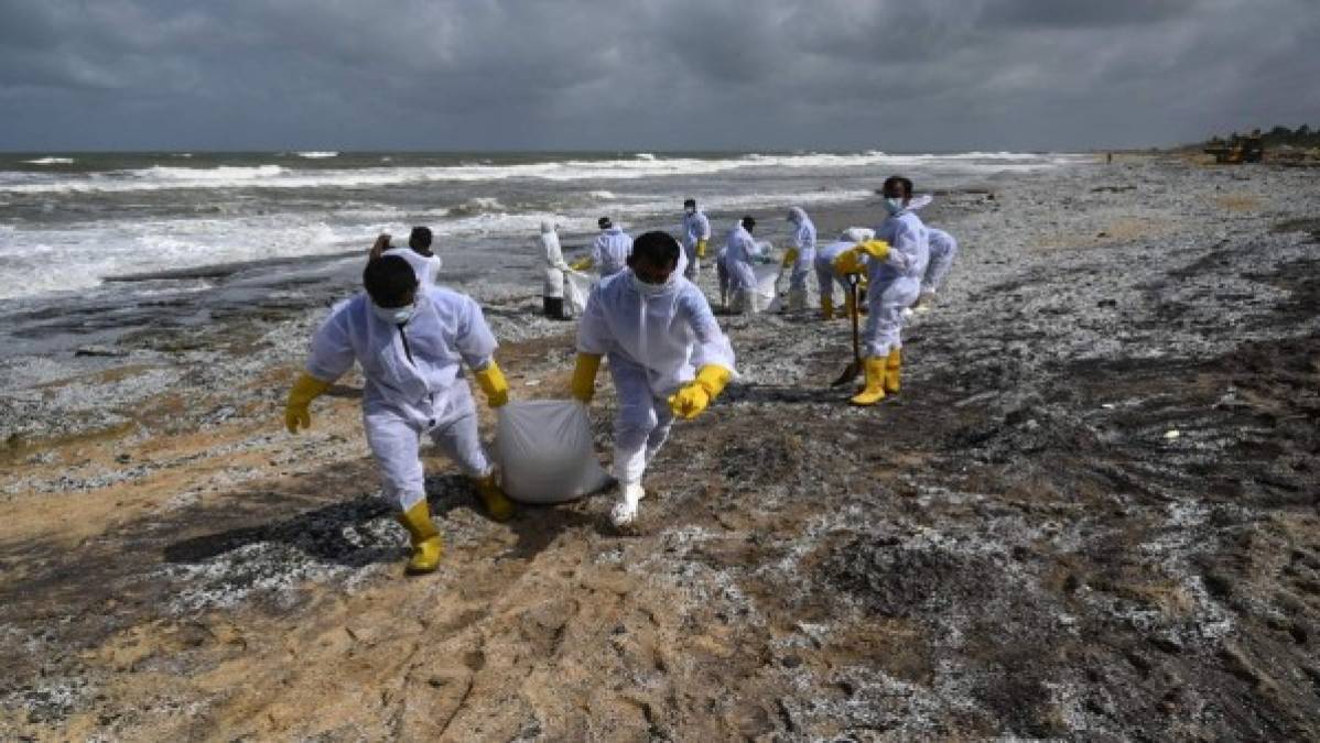 Playas de Sri Lanka reciben toneladas de plástico de un barco incendiado
