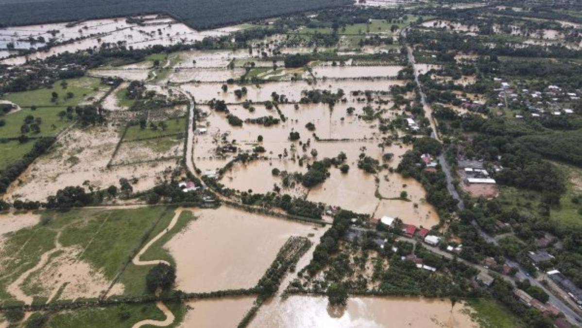 Vista aérea de un área inundada debido a las fuertes lluvias causadas por el huracán Eta, ahora degradado a tormenta tropical, en el pueblo de Machaca Puerto Barrios, Izabal 277 km al norte de la Ciudad de Guatemala el 5 de noviembre de 2020. Foto de Carlos ALONZO / AFP