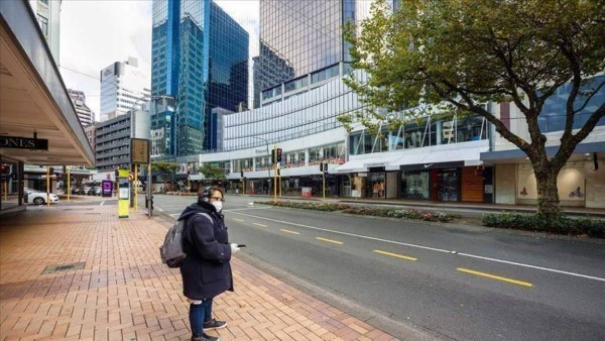Nueva Zelanda encabeza el ranking de mejores naciones con Resilencia Covid de Bloomberg a partir del 23 de noviembre gracias a una acción rápida y decisiva. La pequeña nación insular comenzó a tomar medidas el 26 de marzo antes de que ocurriera una sola muerte relacionada con el covid-19, cerrando sus fronteras a pesar de la gran dependencia de la economía del turismo.