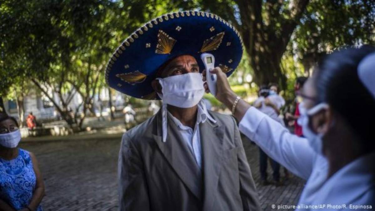 América Latina es la región más urbanizada del mundo y gran parte de la población vive en condiciones de hacinamiento donde el distanciamiento social es difícil. La alta proporción de personas que dependen del trabajo informal y los salarios diarios significa que pocos están dispuestos a quedarse en casa.