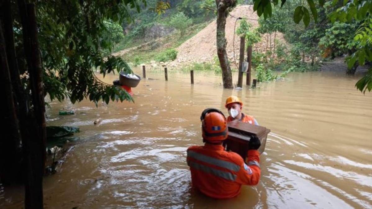 El Insivumeh advirtió de que, aunque Eta se aleja, dejará una secuela de lluvia en la mayor parte del territorio nacional en las próximas horas. Alertó, especialmente, sobre la saturación de los suelos que podría seguir causando más deslaves.