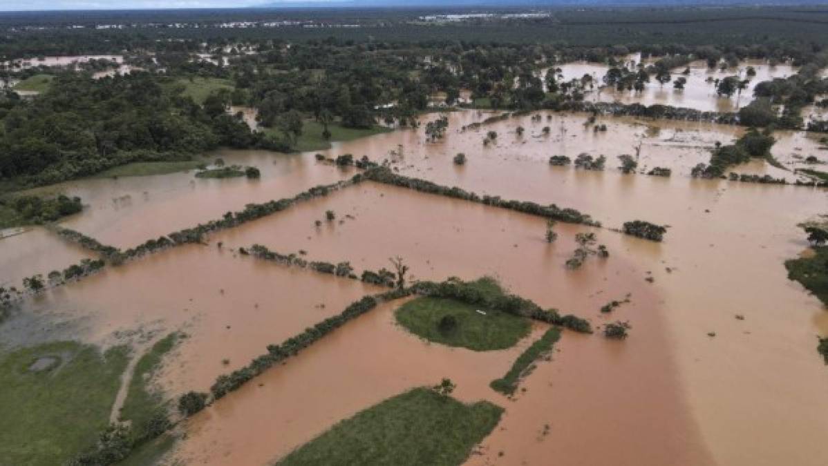 El número de muertos por el huracán Eta aumentó a al menos 12 el jueves cuando se convirtió en una depresión tropical en América Central, mientras que el aumento de las aguas y una estela de destrucción en Nicaragua, Honduras y Guatemala dejaron a miles de personas sin refugio y en riesgo de deslizamientos de tierra. Foto Carlos ALONZO / AFP