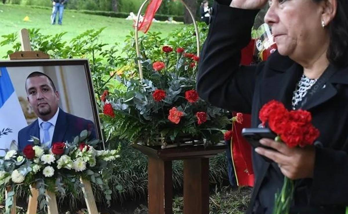 <i>Juan Francisco nos ha representado con letras mayúsculas, afirmó la madre del abogado asesinado. (Foto: EFE)</i>
