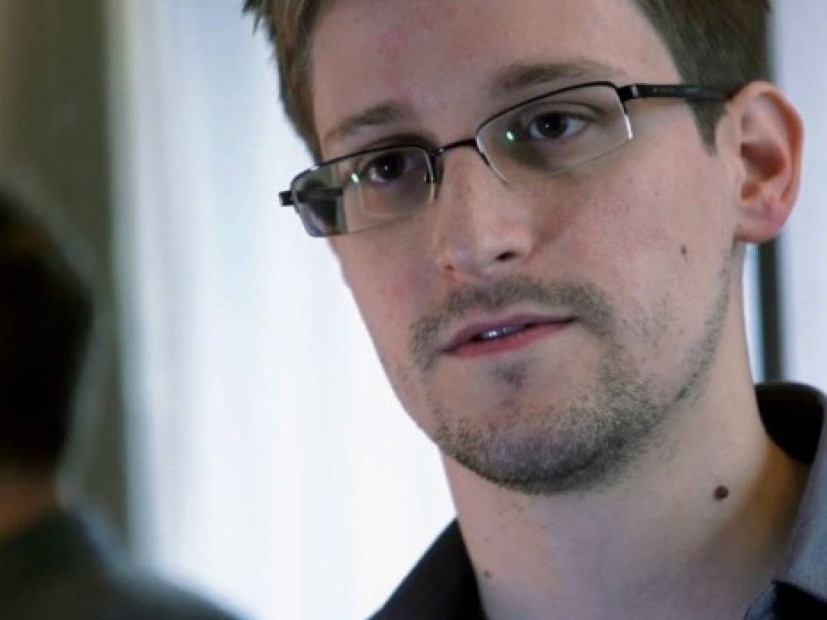 Snowden revela fallas en seguridad de Facebook