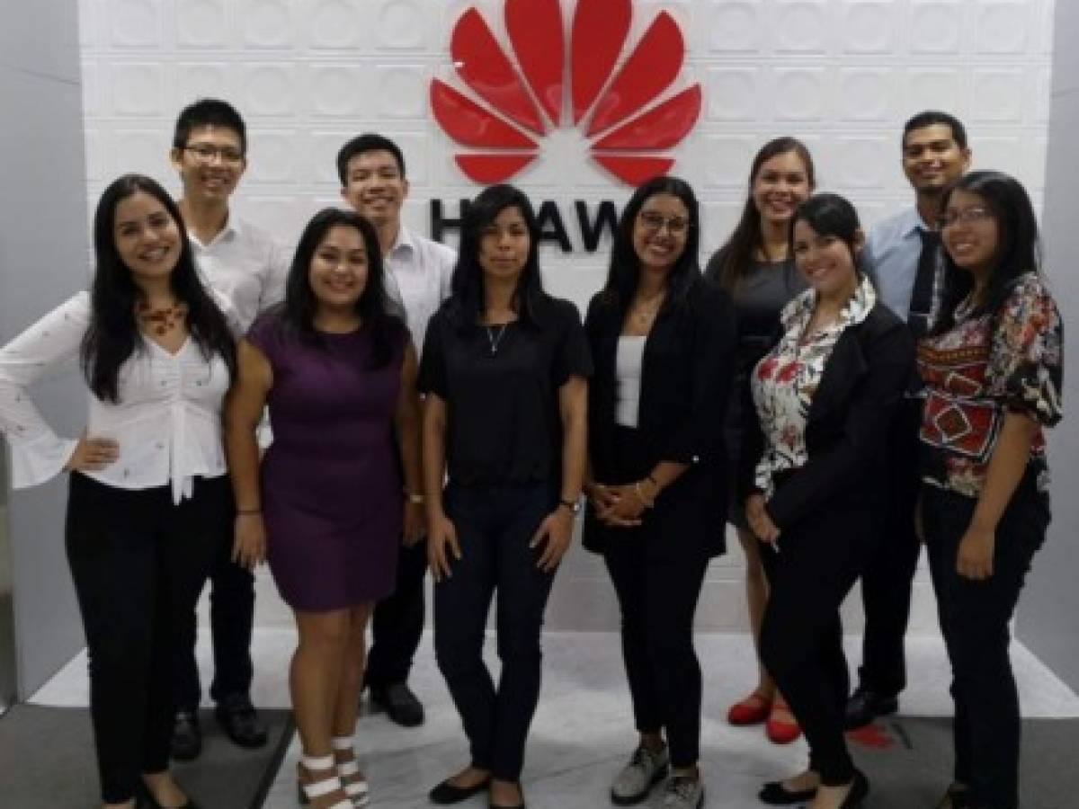 Diez estudiantes panameños viajarán a China para recibir entrenamiento tecnológico en Huawei