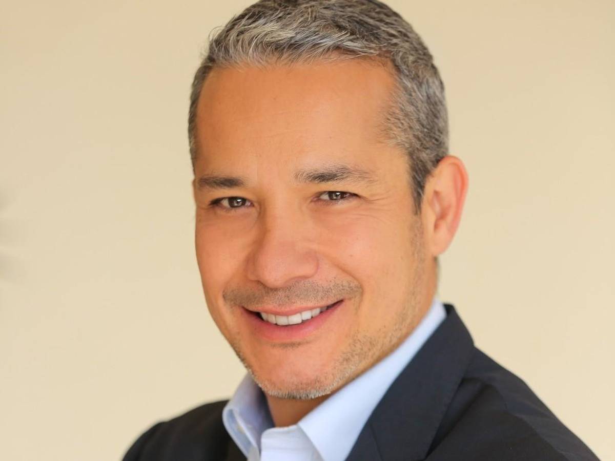 <i>El consumidor centroamericano ya no solo experimenta en lo digital; está confiando sus necesidades cotidianas de consumo masivo a las plataformas en línea, afirma Armando Uriegas, Presidente de NielsenIQ América Latina. (Foto: Cortesía)</i>