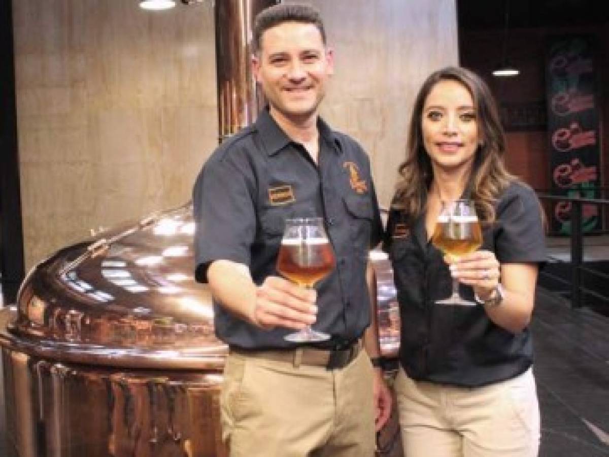 Federico Muñoz, Gerente de Mercadeo y Mariela Montenegro, Gerente de Producción de Cerveza El Zapote Brewing Company.