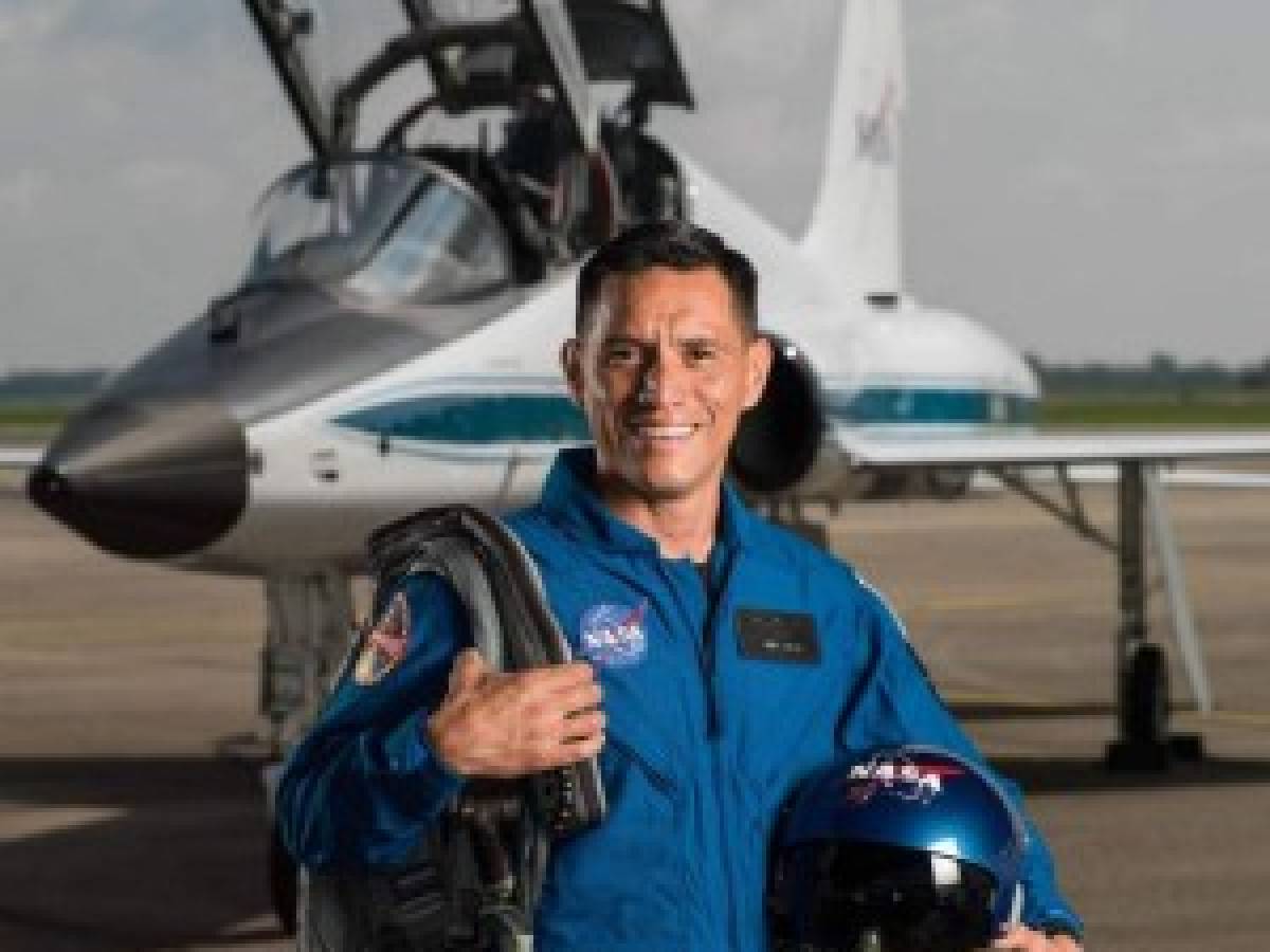 Frank Rubio se graduó como astronauta de NASA; podrá ser elegido para ir a Marte
