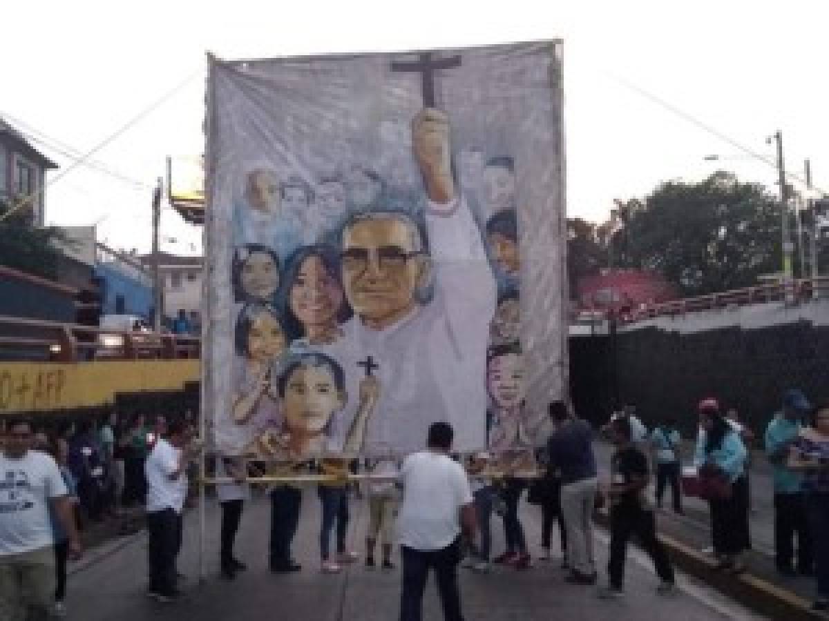 Salvadoreños encienden velas en conmemoración de monseñor Romero