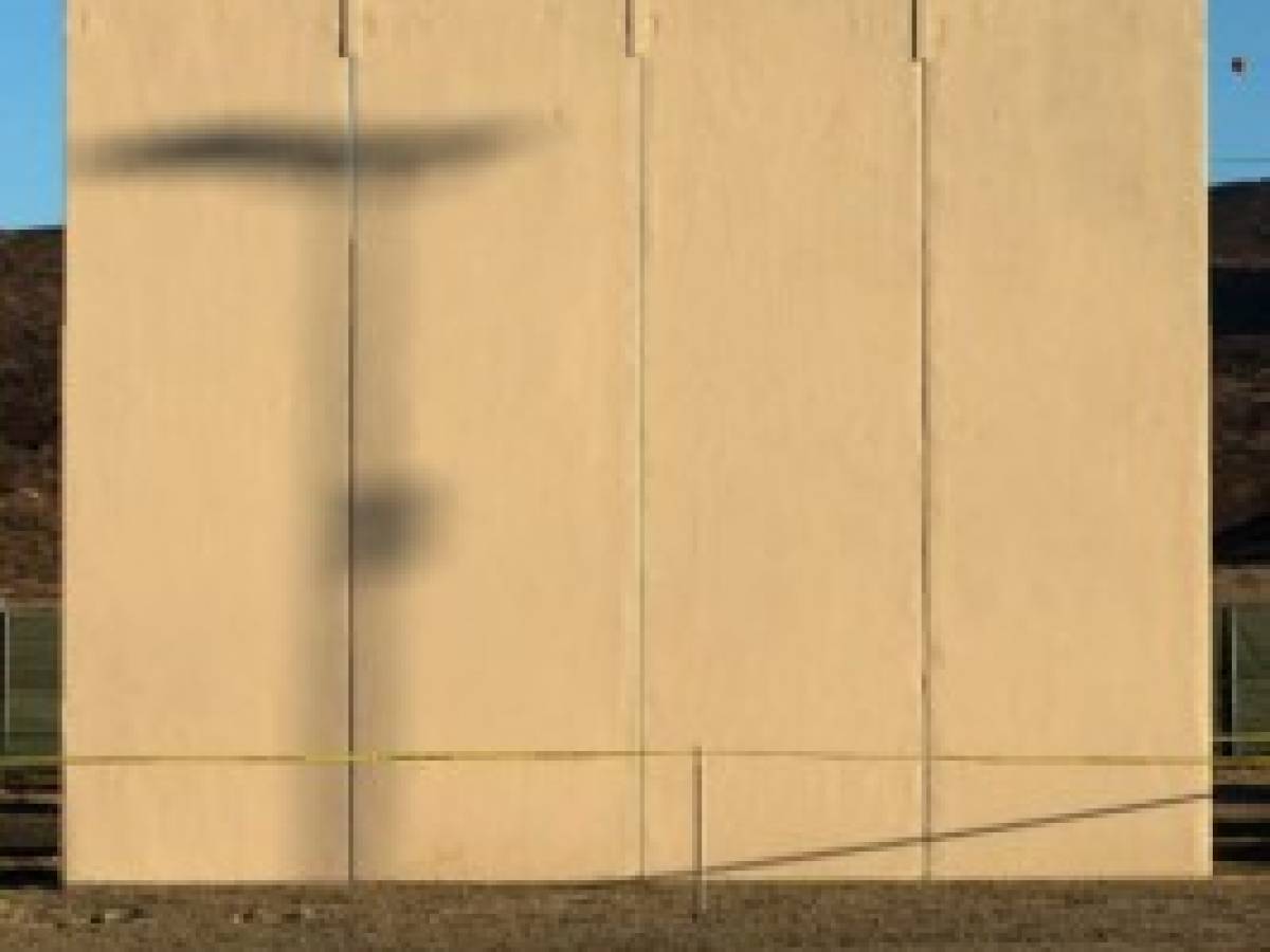 Los prototipos del muro de Trump ya se levantan en el desierto