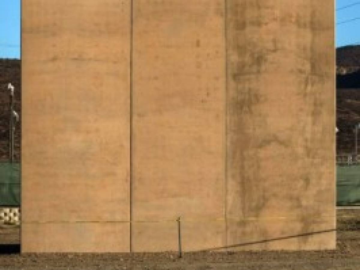 Los prototipos del muro de Trump ya se levantan en el desierto