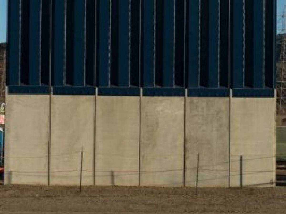 Los prototipos del muro de Trump ya se levantan en el desierto