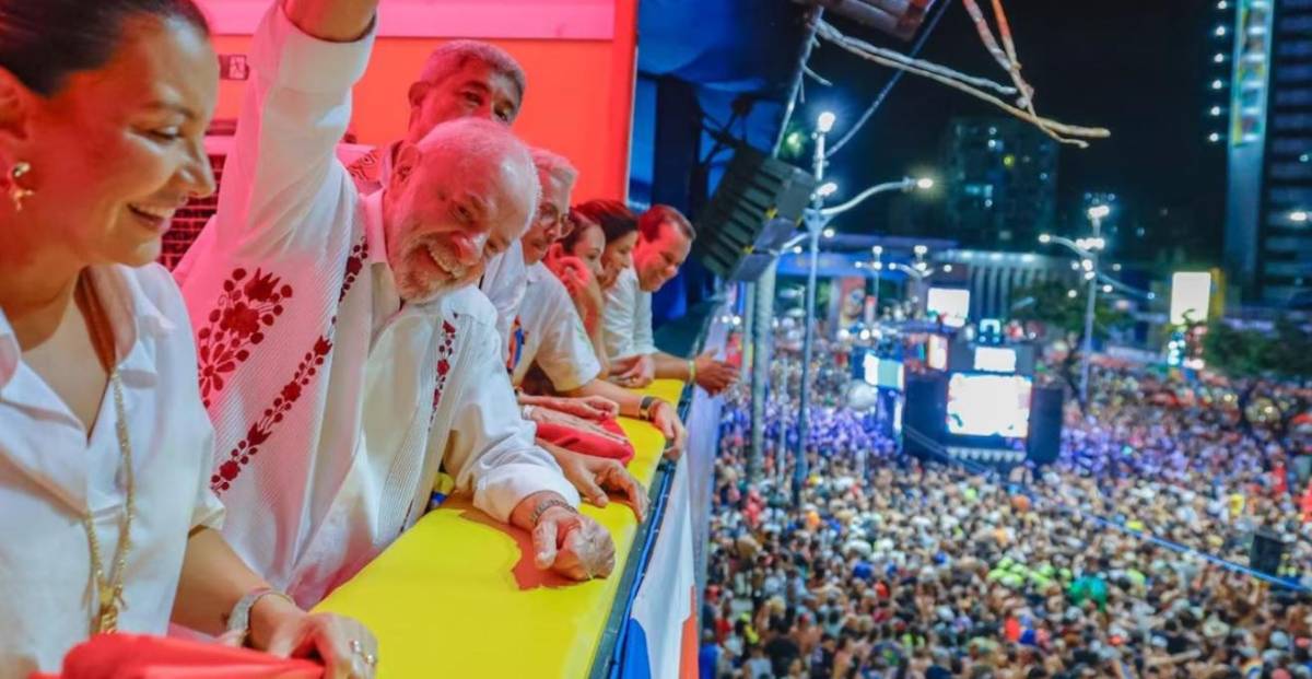 <i>El presidente Luiz Inácio Lula da Silva participó de los festejos en Recife, donde acompañó desde un camarote el desfile del popular ‘Galo da Madrugada’, junto a la primera dama Rosângela ‘Janja’ da Silva y otras autoridades. (Foto: cuenta X oficial del Presidente Da Silva)</i>
