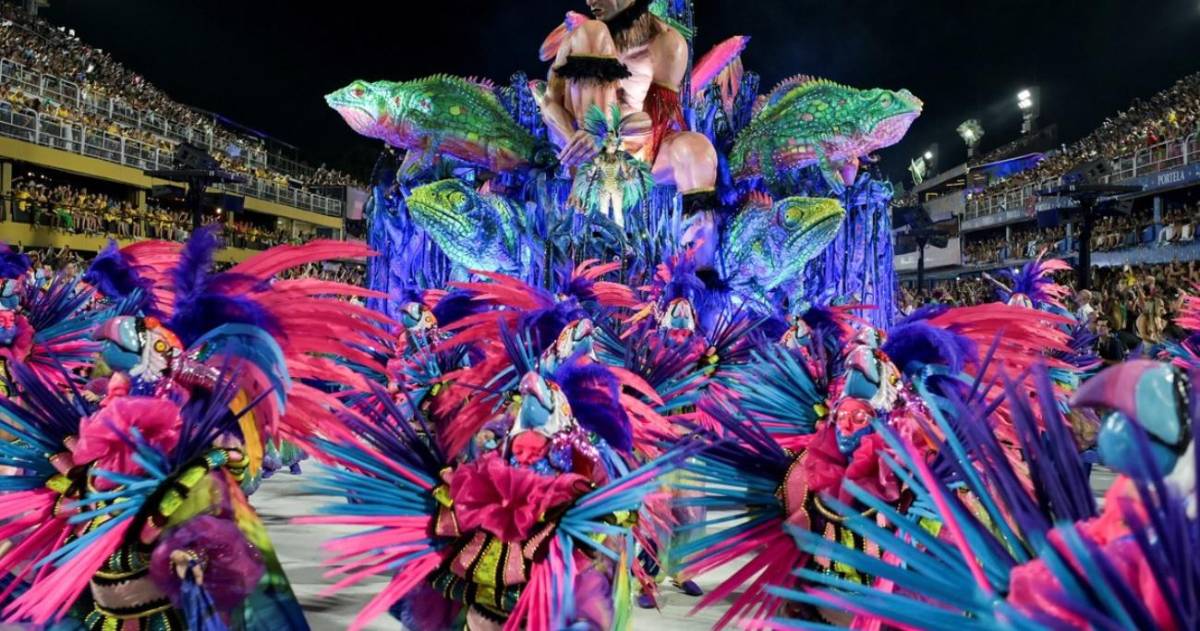 Integrantes de la escuela de samba Imperatriz Leopoldinense se presentan este año en el Carnaval en Río de Janeiro. Foto: (REUTERS)
