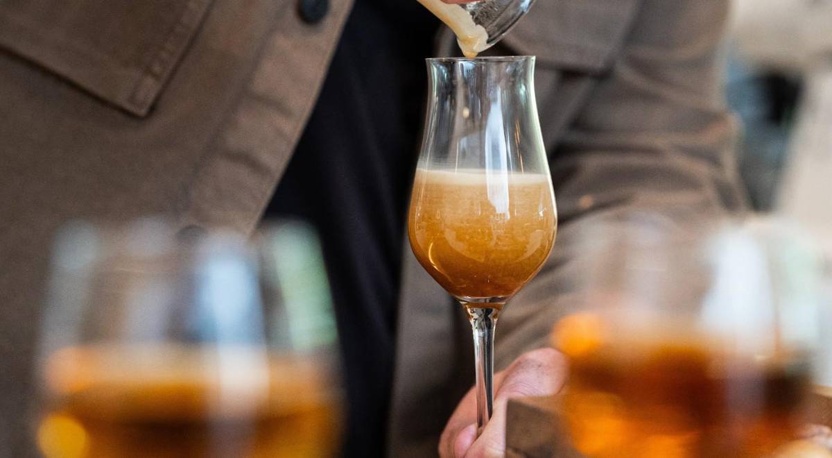 El establecimiento escaló del puesto 14 al top 2 global en el ranking The World’s 100 Best Coffee Shops 2026. El café ofrece una barra de experiencias que permite elegir entre distintas calidades. En total ofrece cinco diferentes niveles de café divididos por colecciones.