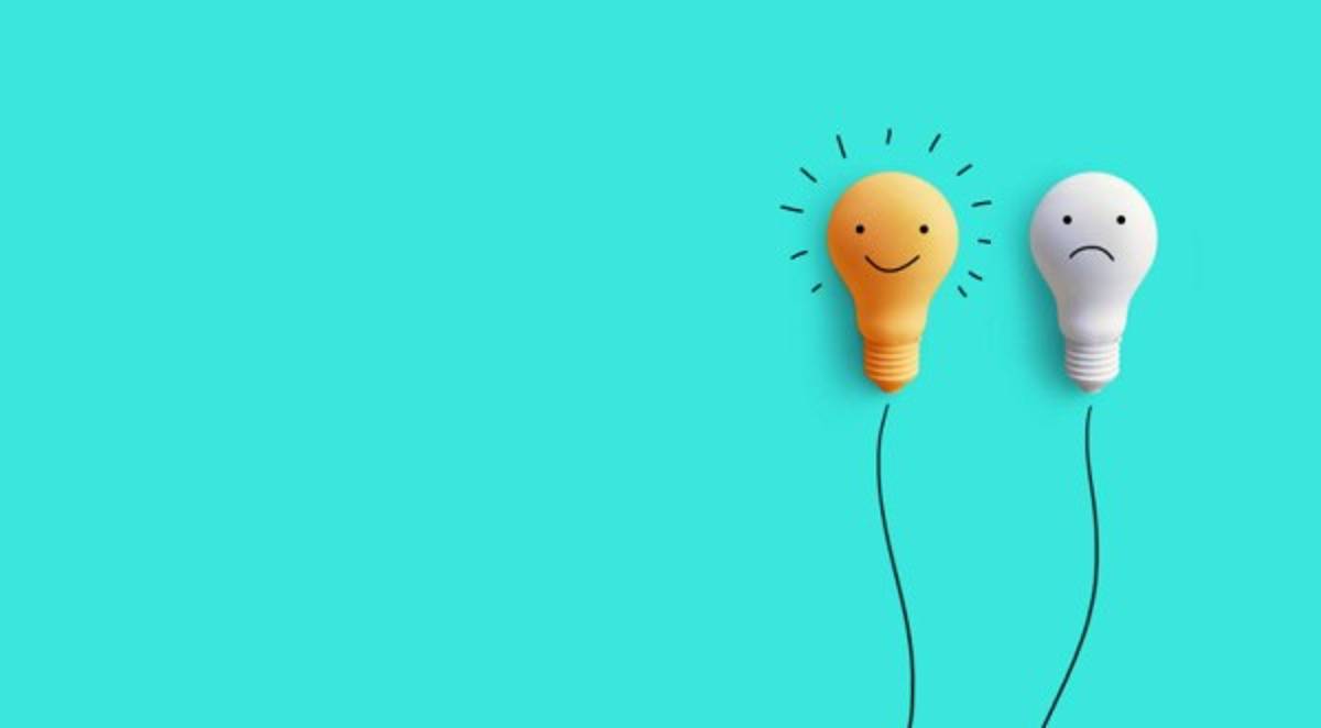 Business creativity idea concepts.with comparison light bulb