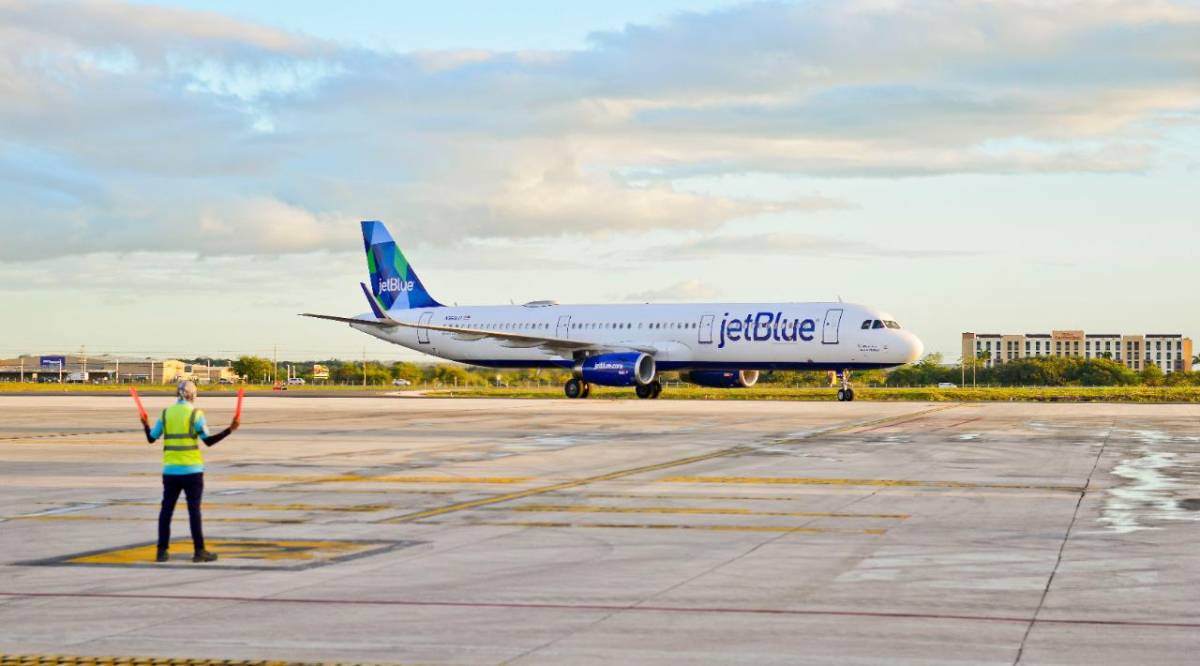 JetBlue recibe multa de US$2 millones por los retrasos crónicos de sus vuelos