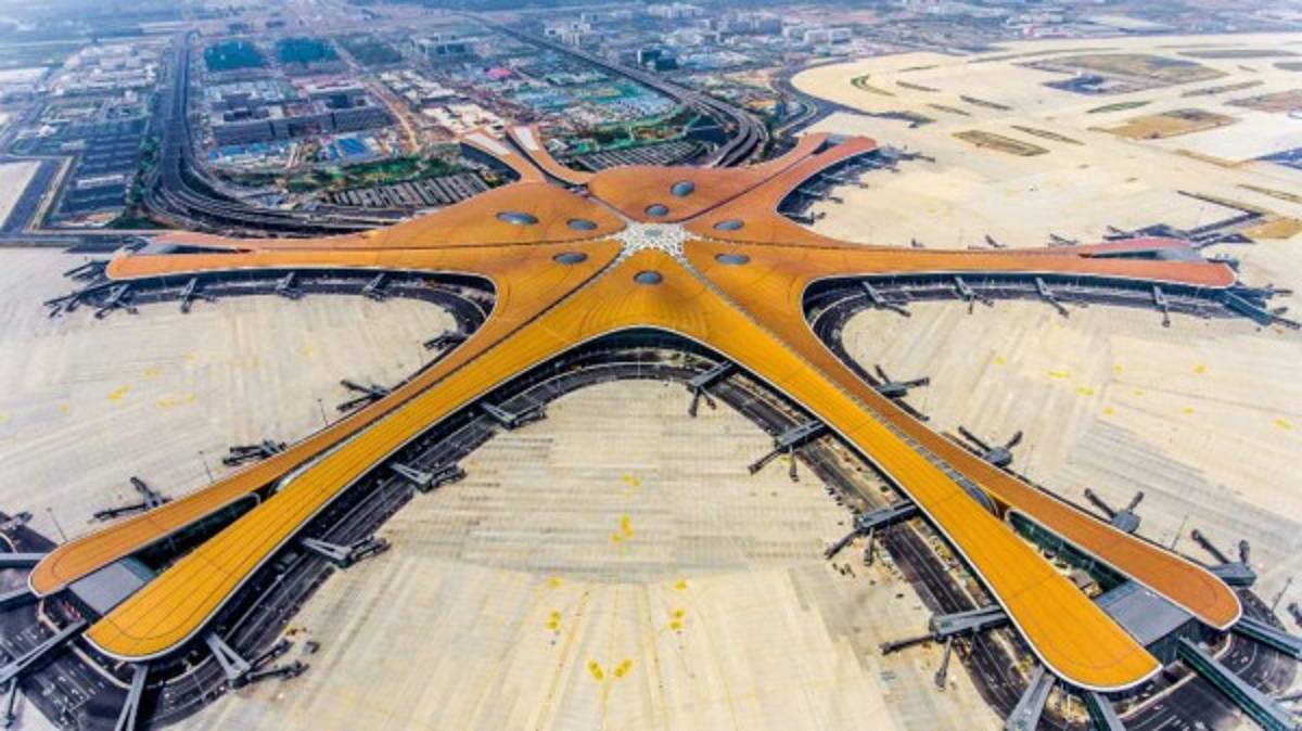 Con siete pistas y una terminal en forma de estrella que ocupa el tamaño de casi cien campos de fútbol, el aeropuerto de Daxing abrirá sus puertas oficialmente para el 70º aniversario de China.