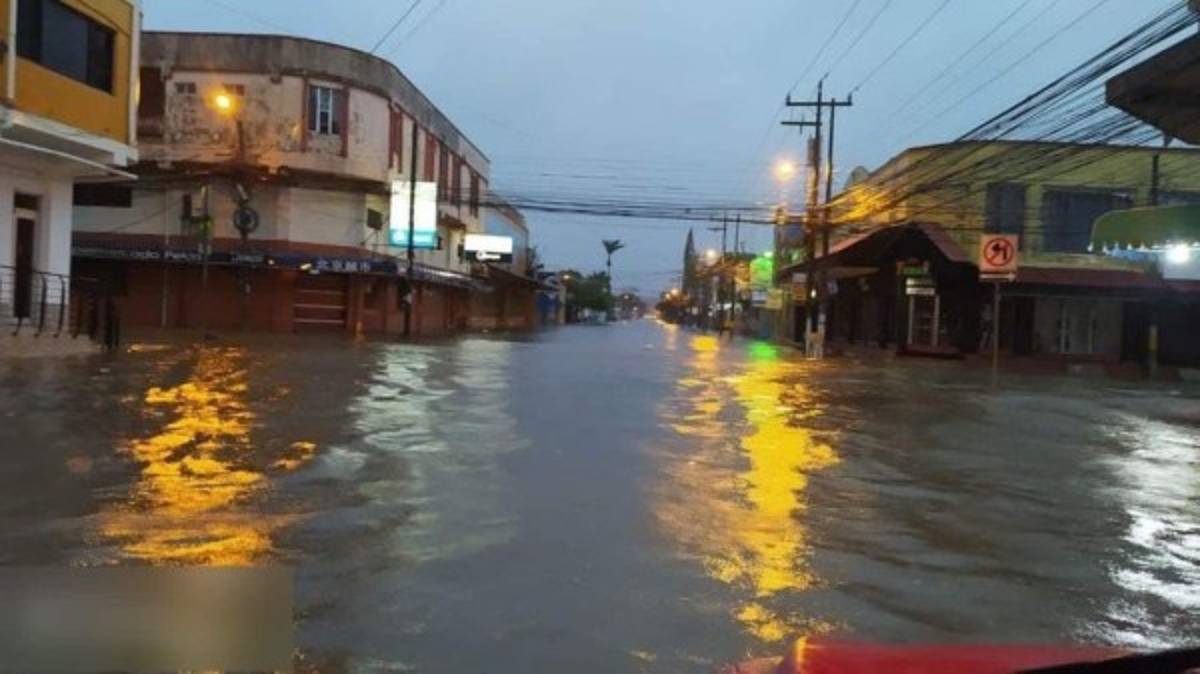 Los mayores daños en Honduras se siguen registrando en la región caribeña, norte y occidental, con desbordamientos de ríos, rotura de carreteras, derribos de puentes, inundaciones de ciudades y comunidades rurales, la destrucción de miles de hectáreas de cultivos agrícolas y pérdidas a la ganadería, entre otros.