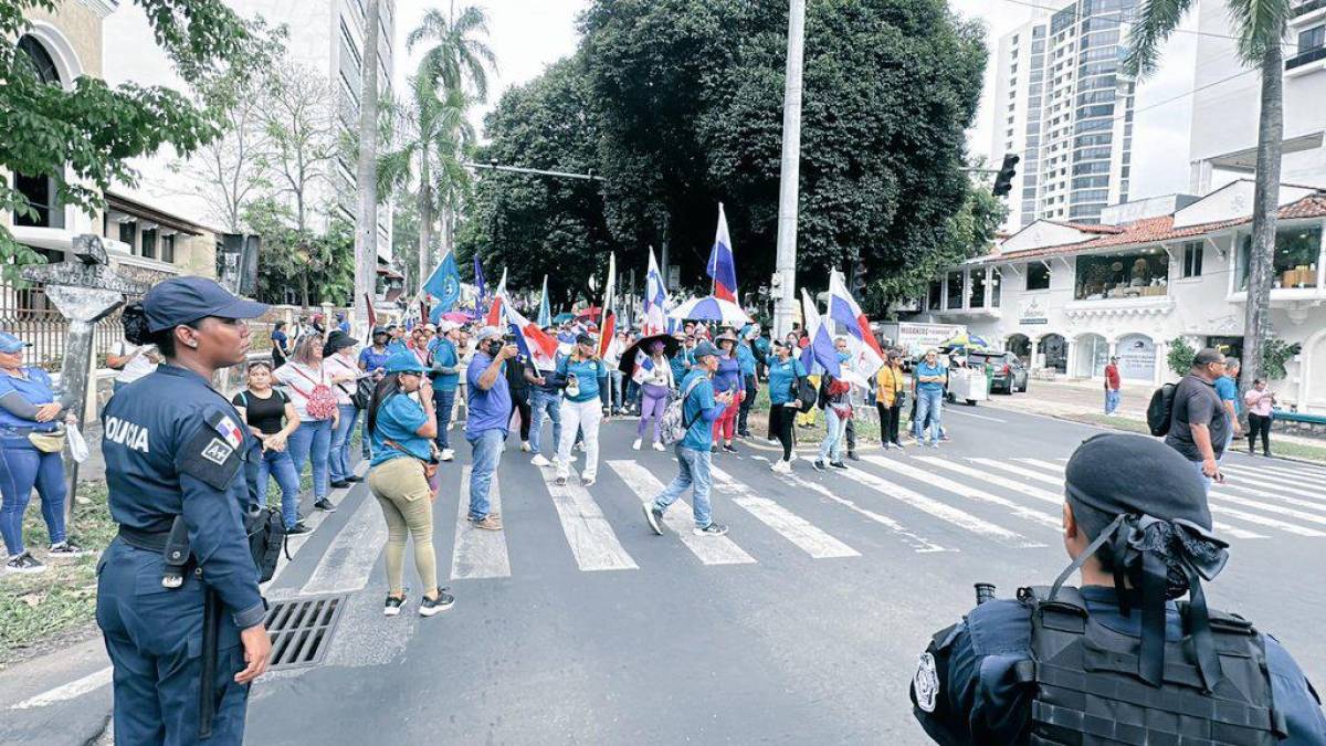 El presidente de Panamá maniobra para 'salvar 7.300 empleos' en medio de huelga