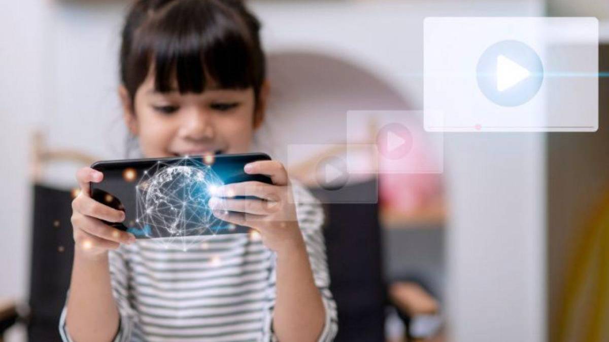 Siete de cada 10 padres aprueba restringir el acceso a redes sociales para menores