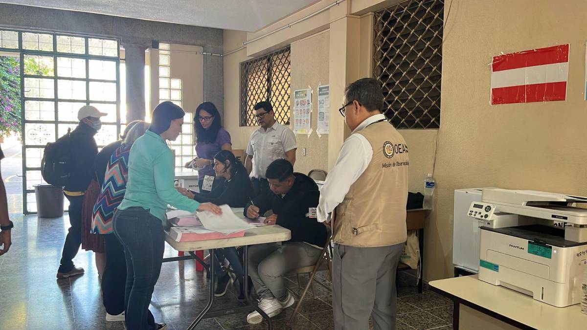 Elecciones primarias en Honduras se realizan en calma, pero con retrasos