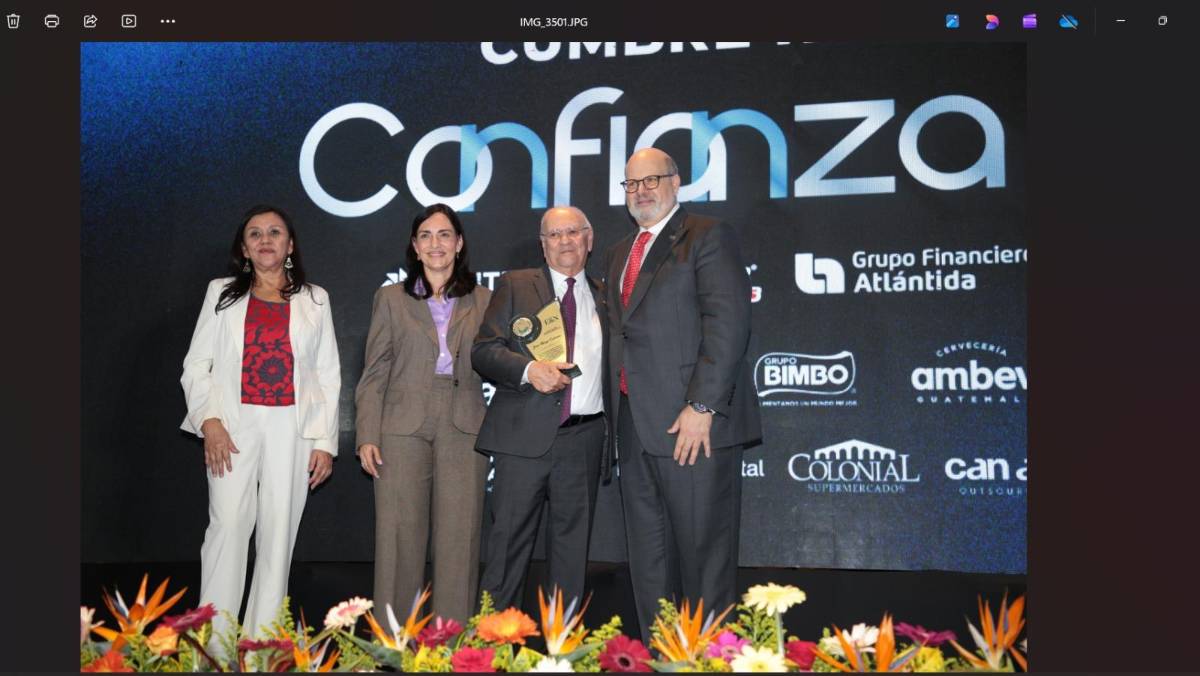 <i>Monge Calderón recibe el saludo del presidente de Grupo OPSA y E&amp;N, Jorge Canahuati, de la Directora de Audiencias Segmentadas de Grupo OPSA, Liza Bobadilla, y de la Directora de E&amp;N, Velia Jaramillo. (Foto: José Carlos Flores- E&amp;N)</i>
