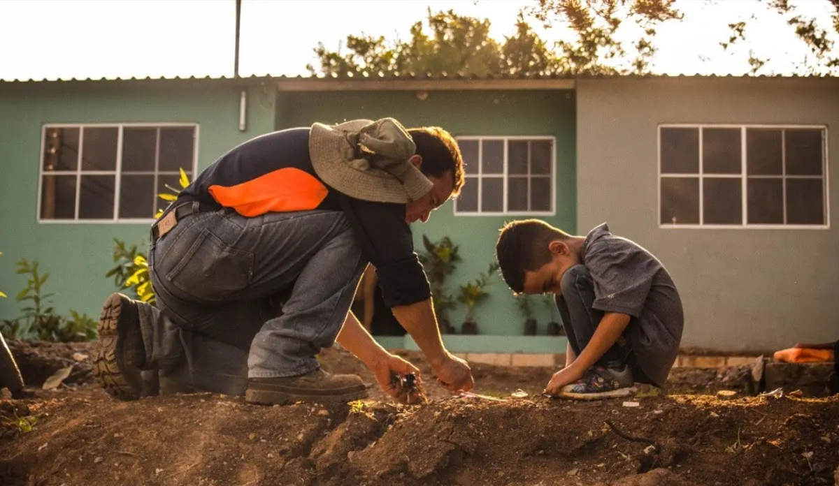 Voluntarios de Citi ayudan a entrega de viviendas en El Salvador