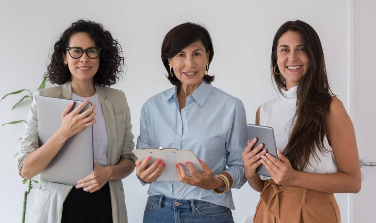 Estudio: Nuevas tecnologías presentan a mujeres como más jóvenes y menos competentes que los hombres