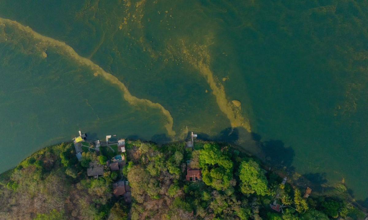 El Salvador declara 'Emergencia ambiental' en Lago de Coatepeque