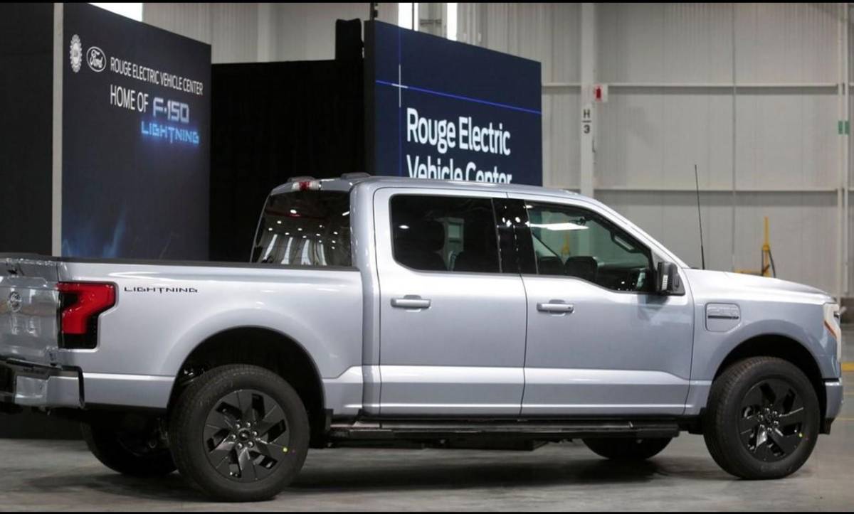 Ford reduce producción de su pick-up eléctrica en un mercado menos dinámico