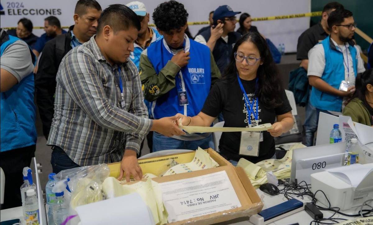 Persisten denuncias de irregularidades en conteo de votos en El Salvador
