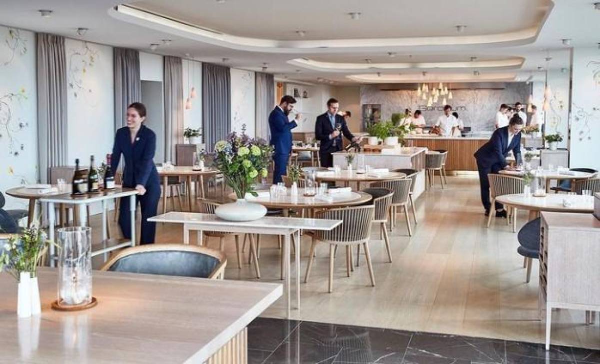 ¿Excesivo? Denuncian a un restaurante por cobrar uso de cuelgabolsos