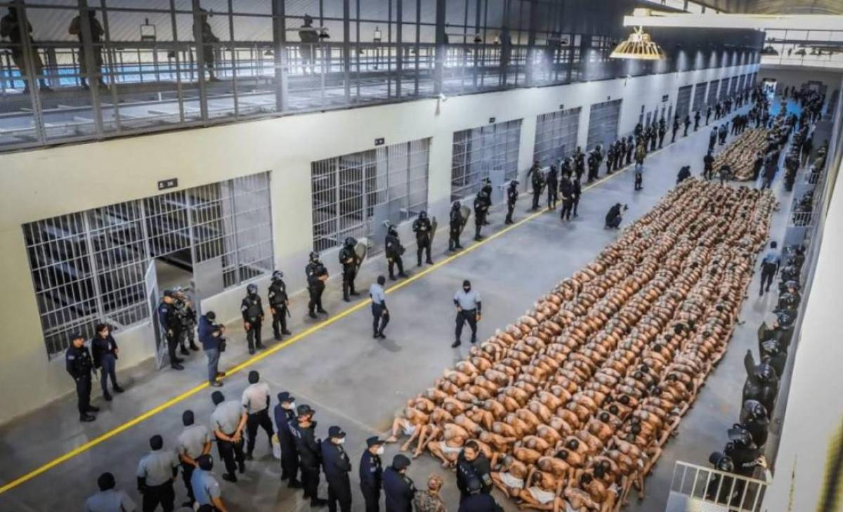 ¿Costa Rica busca construir una prisión inspirada en el CECOT de El Salvador?