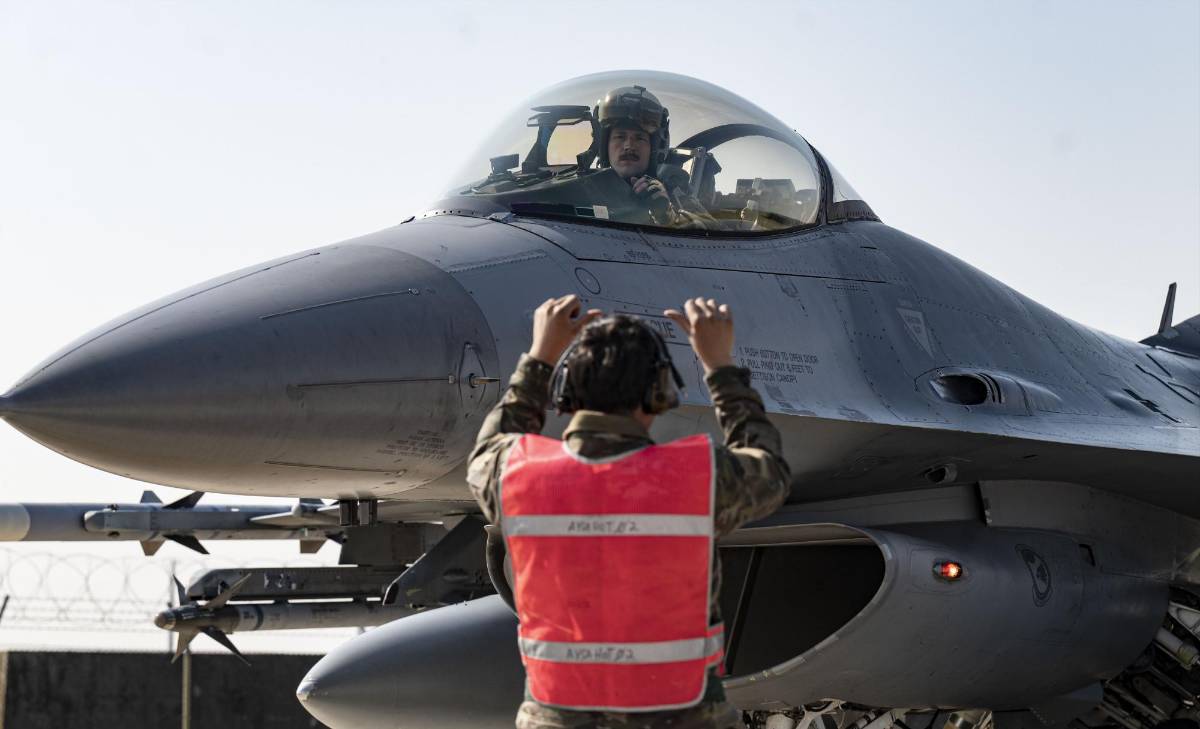 Cazas F-18 de EEUU entran al espacio aéreo venezolano en el Caribe