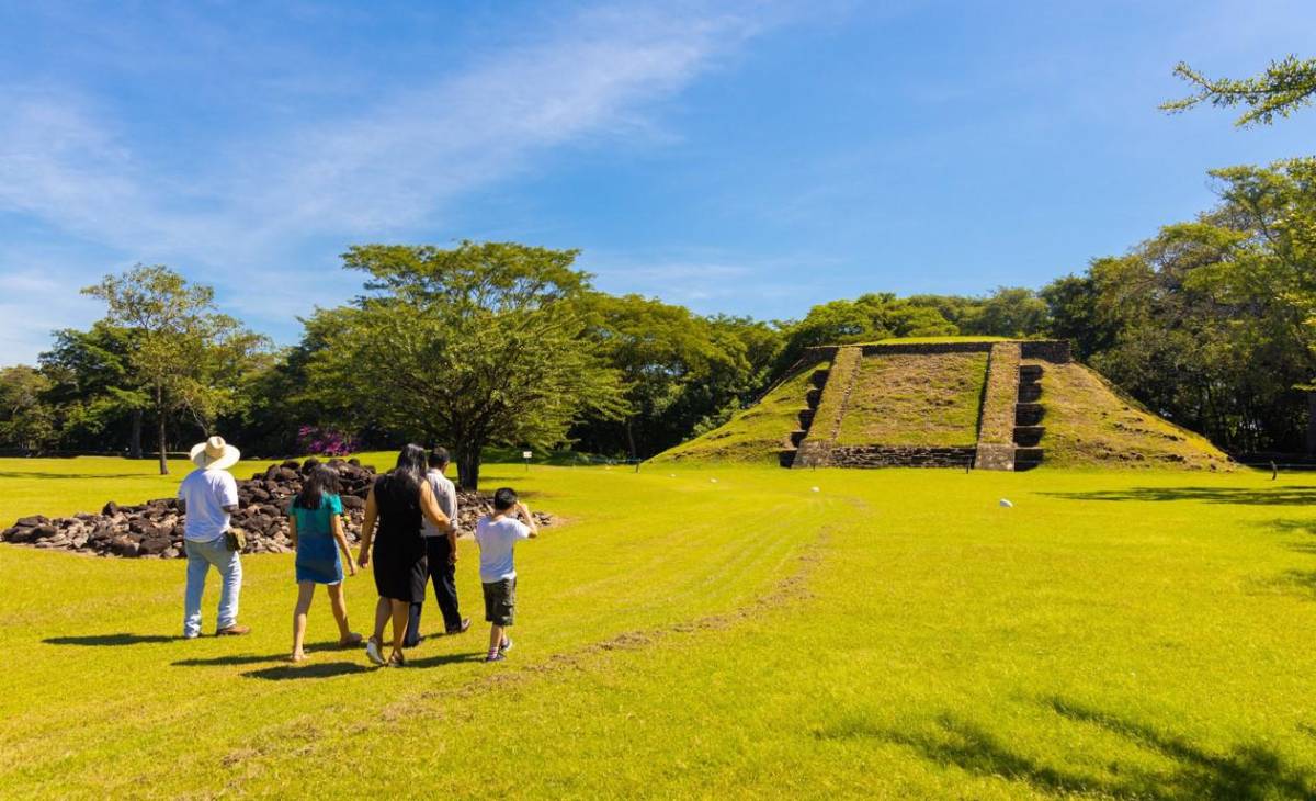 Moody's: El Salvador puede expandir inversión y turismo con entorno más seguro