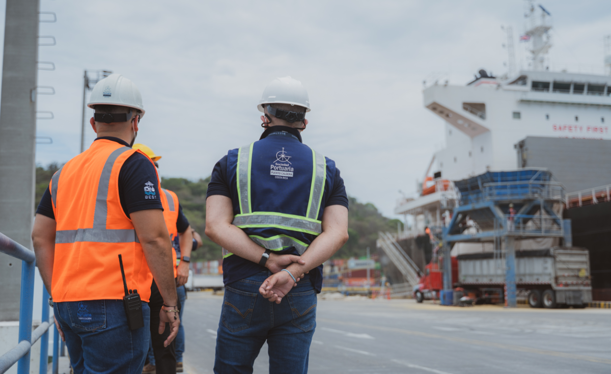 Fuertes marejadas afectan operaciones de Puerto Caldera