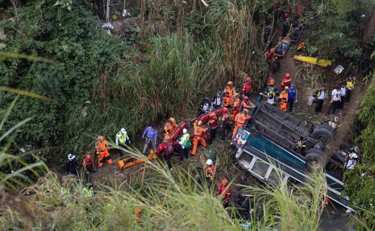 Más de 40 fallecidos en accidente de bus que cayó de un puente en Guatemala