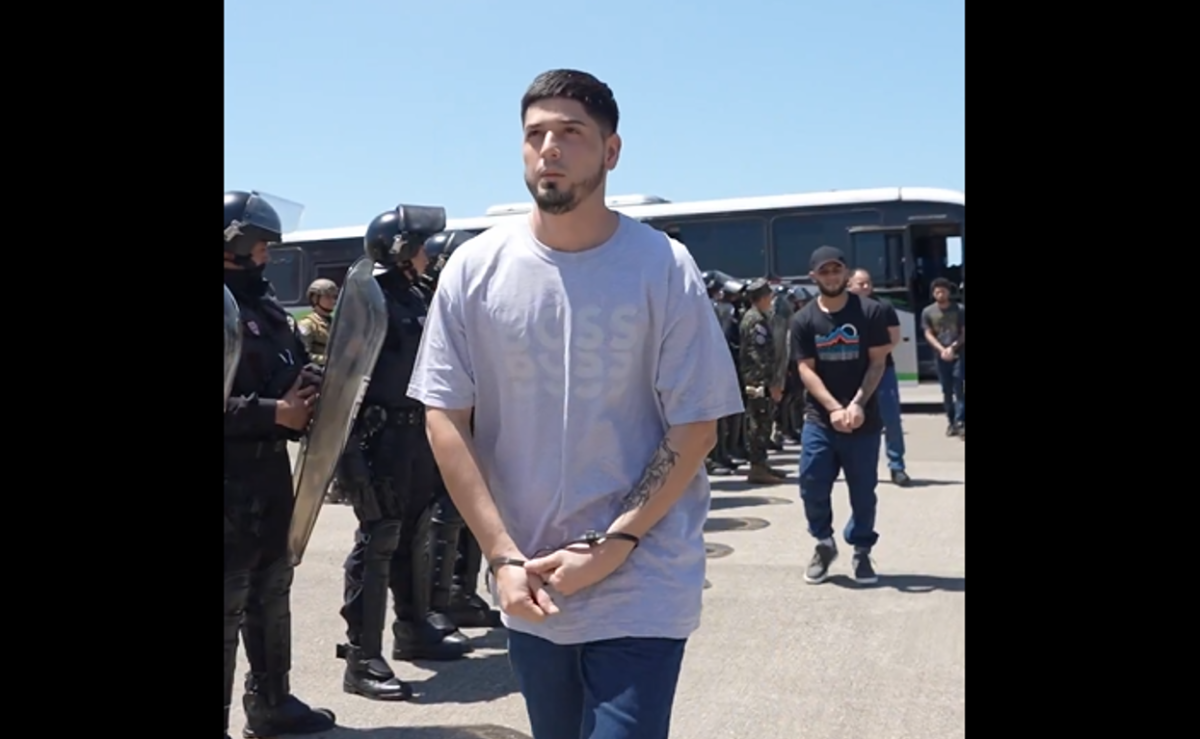 El Salvador entrega a venezolanos detenidos en CECOT a cambio de presos políticos y rehenes