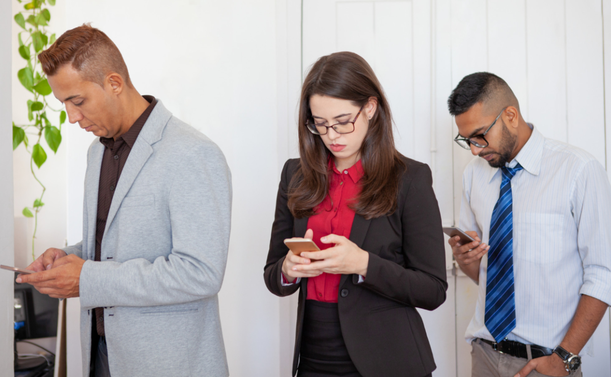 La inteligencia artificial potencia ofertas laborales falsas por WhatsApp