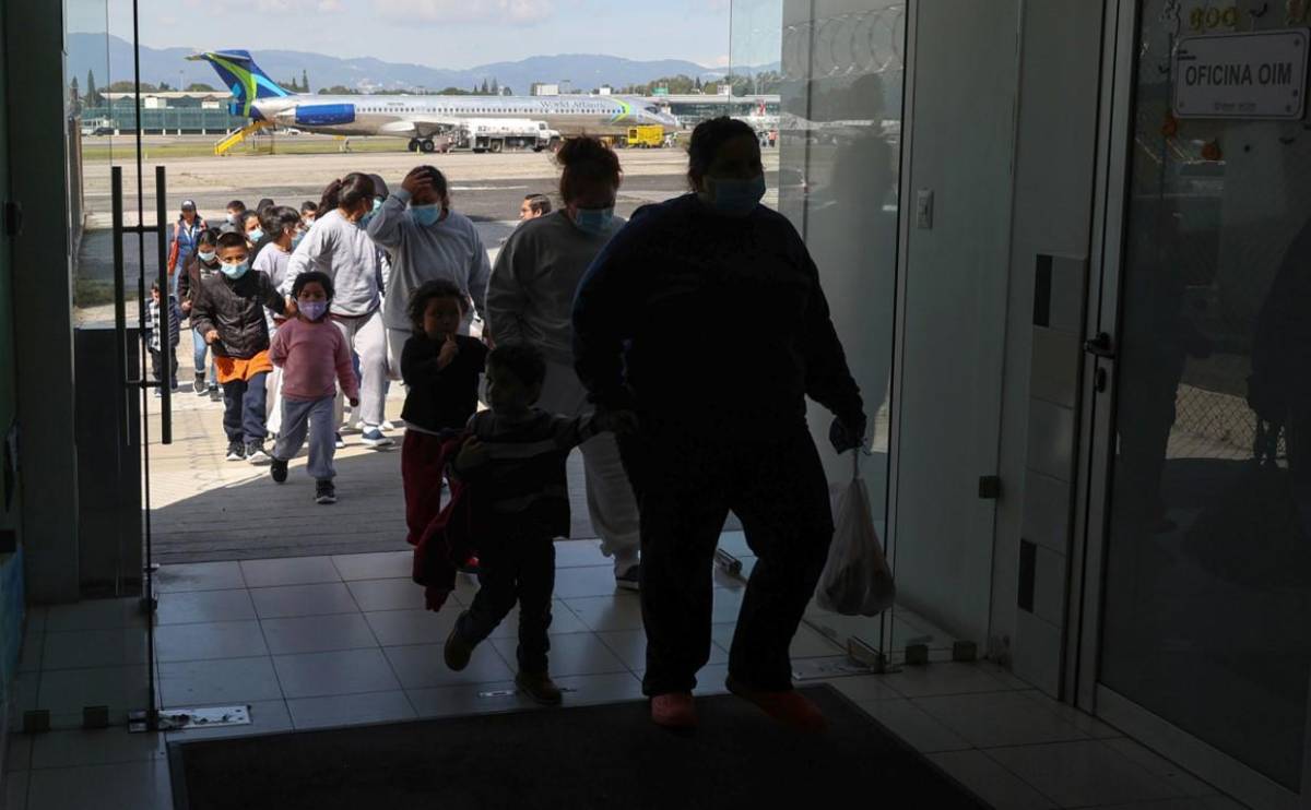Guatemala dialogará con EE.UU. para que no trasladen a deportados con grilletes