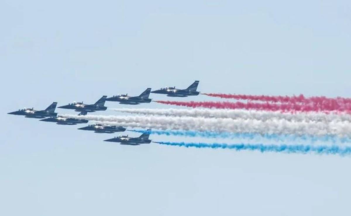 Aviones militares sobrevuelan la ciudad de Nueva York durante el desfile naval internacional Parade of Sail, con motivo de la celebración del aniversario 250 de la Independencia de Estados Unidos. EFE/ EPA/ Kena Betancur