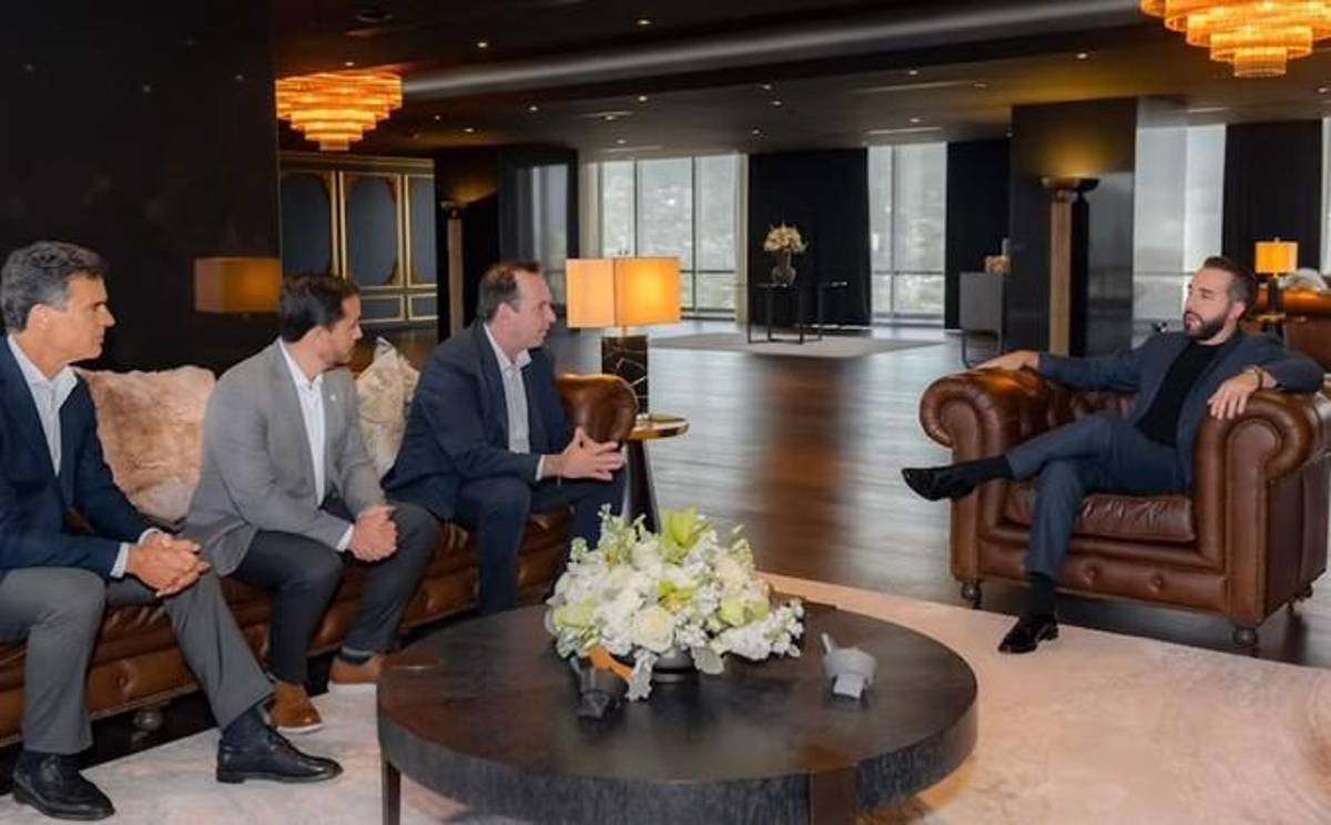 <i>La red hospitalaria presentó ante Bukele su modelo de salud para llevar su operación más allá de México. (Cortesía: Secretaría de Prensa de la Presidencia)</i>