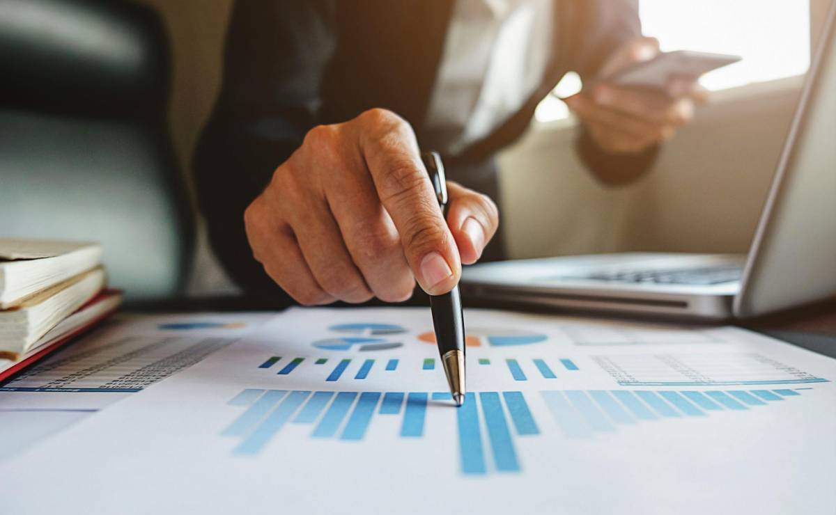 Lo primero que hay que hacer para ordenar las finanzas es entender su dinero a un nivel profundo, no solo mirar las cifras por encima. Foto de iStock
