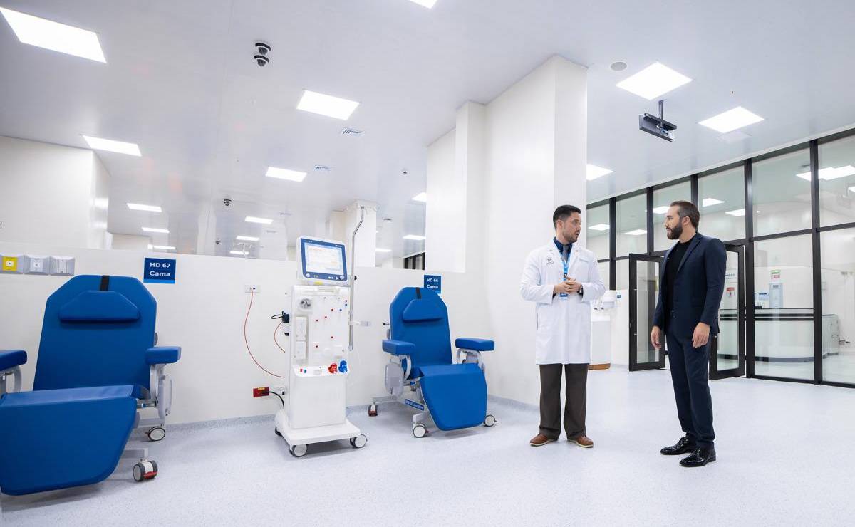 <i>Fotografía cedida por el Gobierno de El Salvador que muestra al presidente Nayib Bukele (d), en un recorrido por las nuevas instalaciones del Hospital Rosales, el principal centro médico del país en San Salvador (El Salvador). EFE/ Gobierno de El Salvador</i>