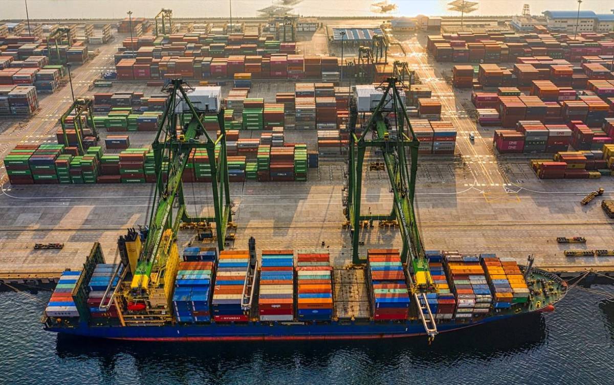 Llegan a EEUU primeros productos chinos con aranceles del 145 % y bajan importaciones
