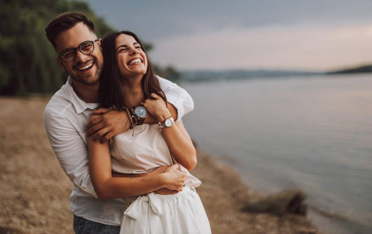 Estudio responde quiénes son más felices: las personas solteras o las casadas