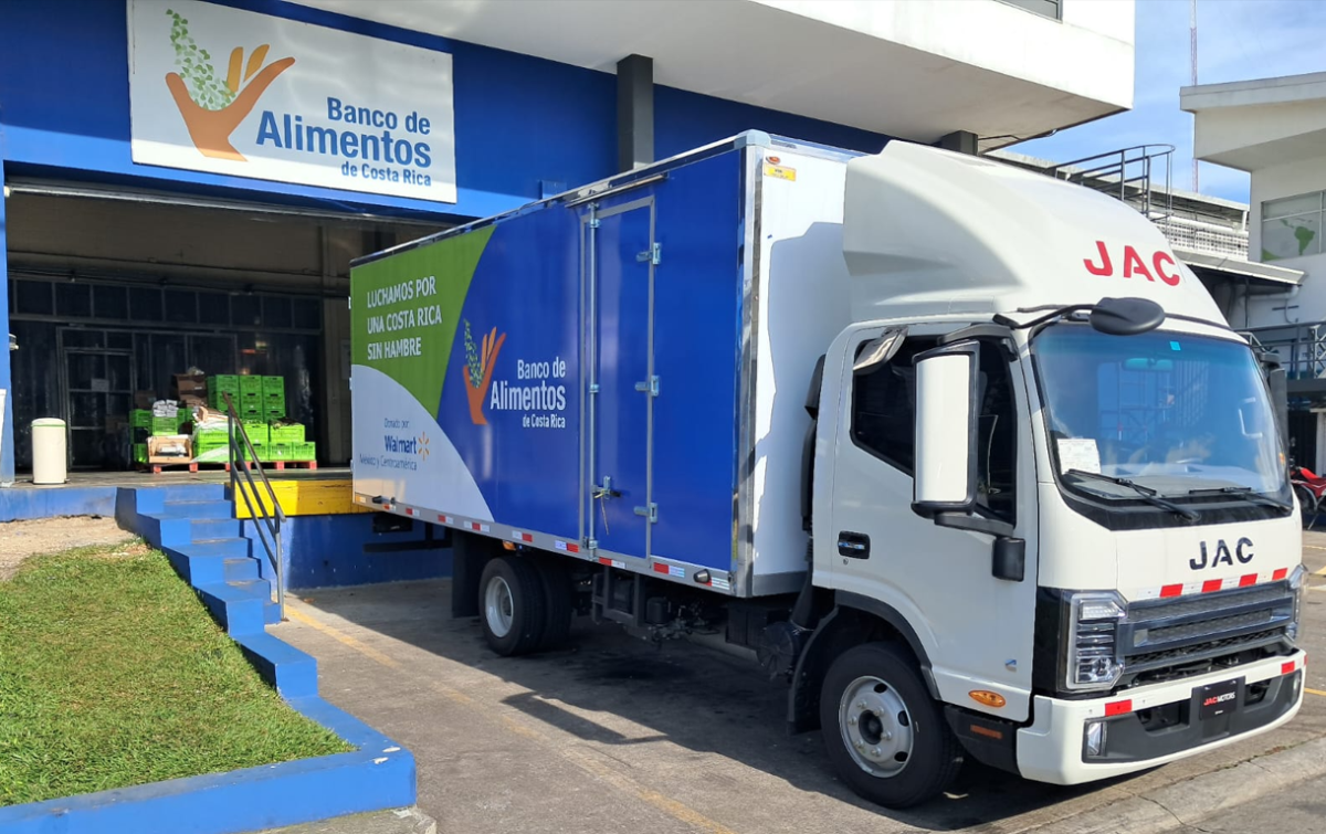 Walmart dona dos camiones para entrega de alimentos a personas en Costa Rica