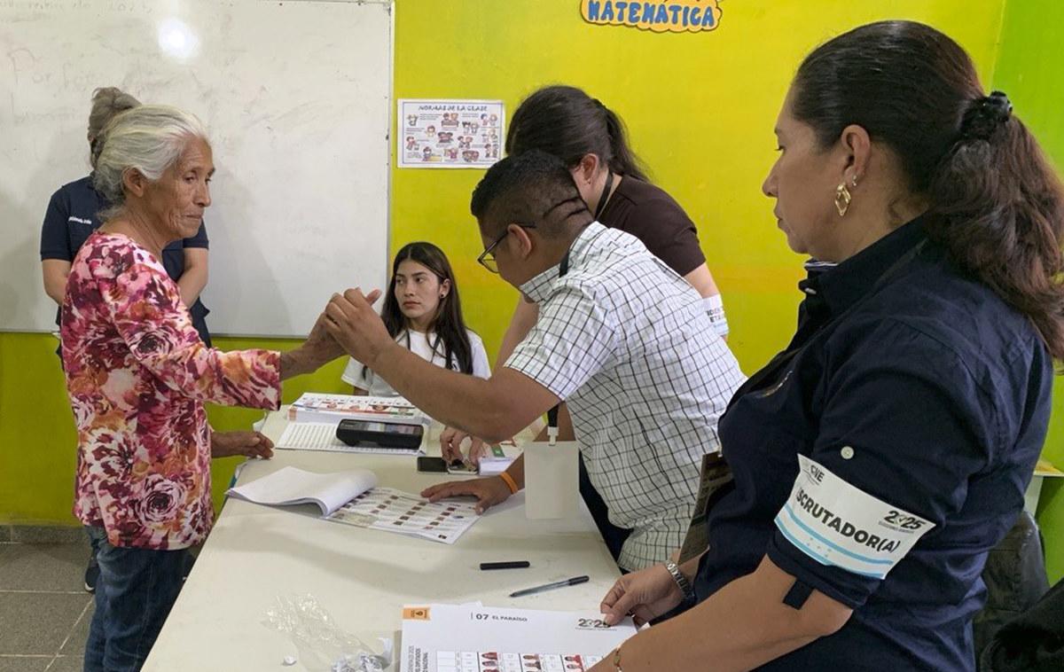 Honduras sigue en escrutinio y sin conocer a su próximo presidente